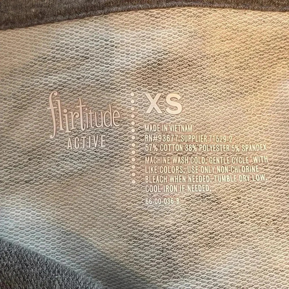 Flirtitude Active Gray Camo Workout Top Athleisure Jamestown Half Zip Sz XS New - Picture 3 of 6